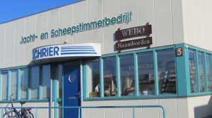 Houten scheepsnaambord en gevelbord WeBo